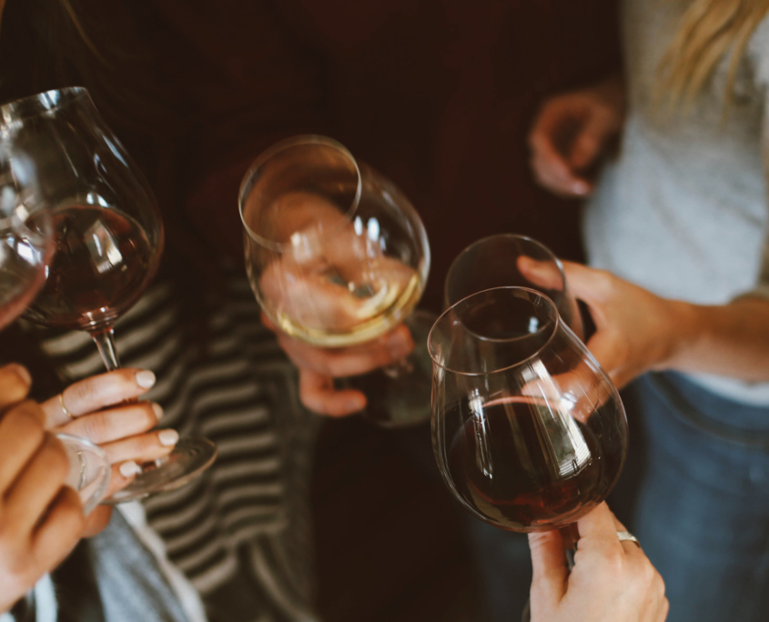 Soirée femme vin blanc et rouge